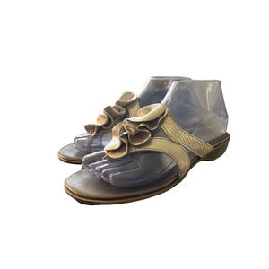 Clarks Bendables  NWT Leather Gold SIze 7M  Narrow
